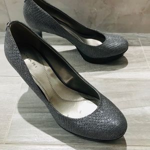 Tahari womens Grey sequin 3" heel, 1/2 platform!